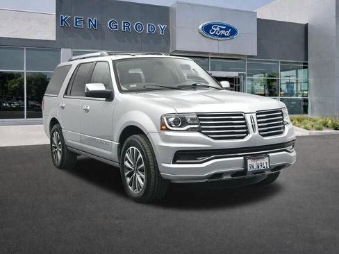 Used 2017 Lincoln Navigator Select image 1