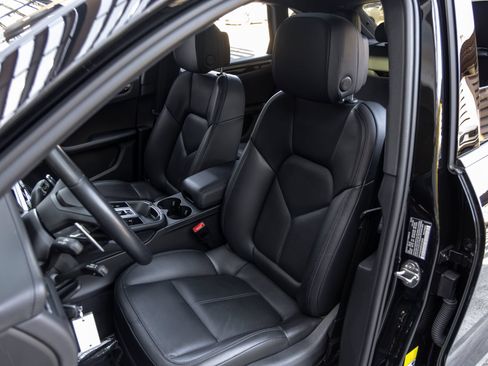 Certified 2023 Porsche Macan AWD/4WD image 5