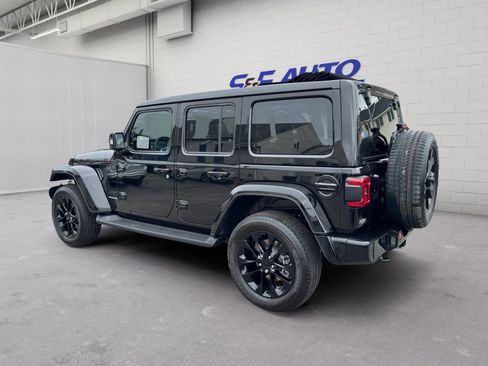 Used 2023 Jeep Wrangler Unlimited Sahara AWD/4WD image 3