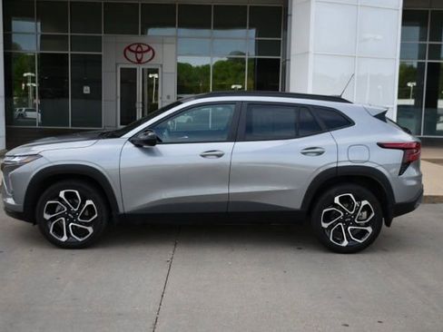 Used 2025 Chevrolet Trax RS image 2