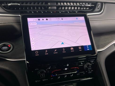 Used 2024 Jeep Grand Cherokee Limited image 15