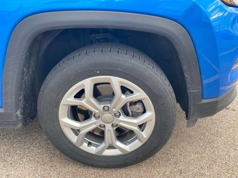 Used 2024 Jeep Compass Latitude w/ Convenience Group AWD/4WD image 4
