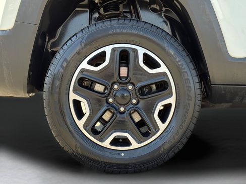 Used 2017 Jeep Renegade Trailhawk AWD/4WD image 9