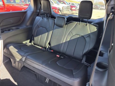 New 2026 Chrysler Pacifica Select image 17