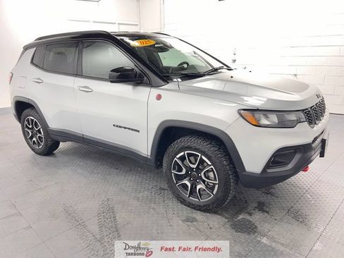 Used 2025 Jeep Compass Trailhawk AWD/4WD image 3