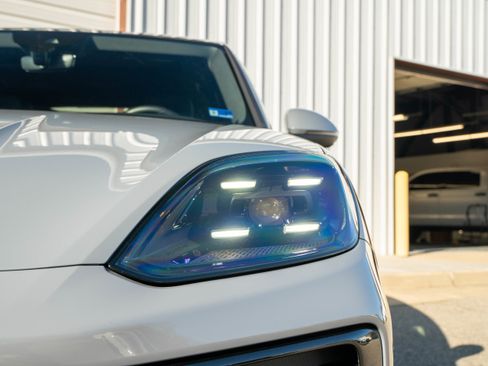 Certified 2024 Porsche Cayenne Coupe image 12