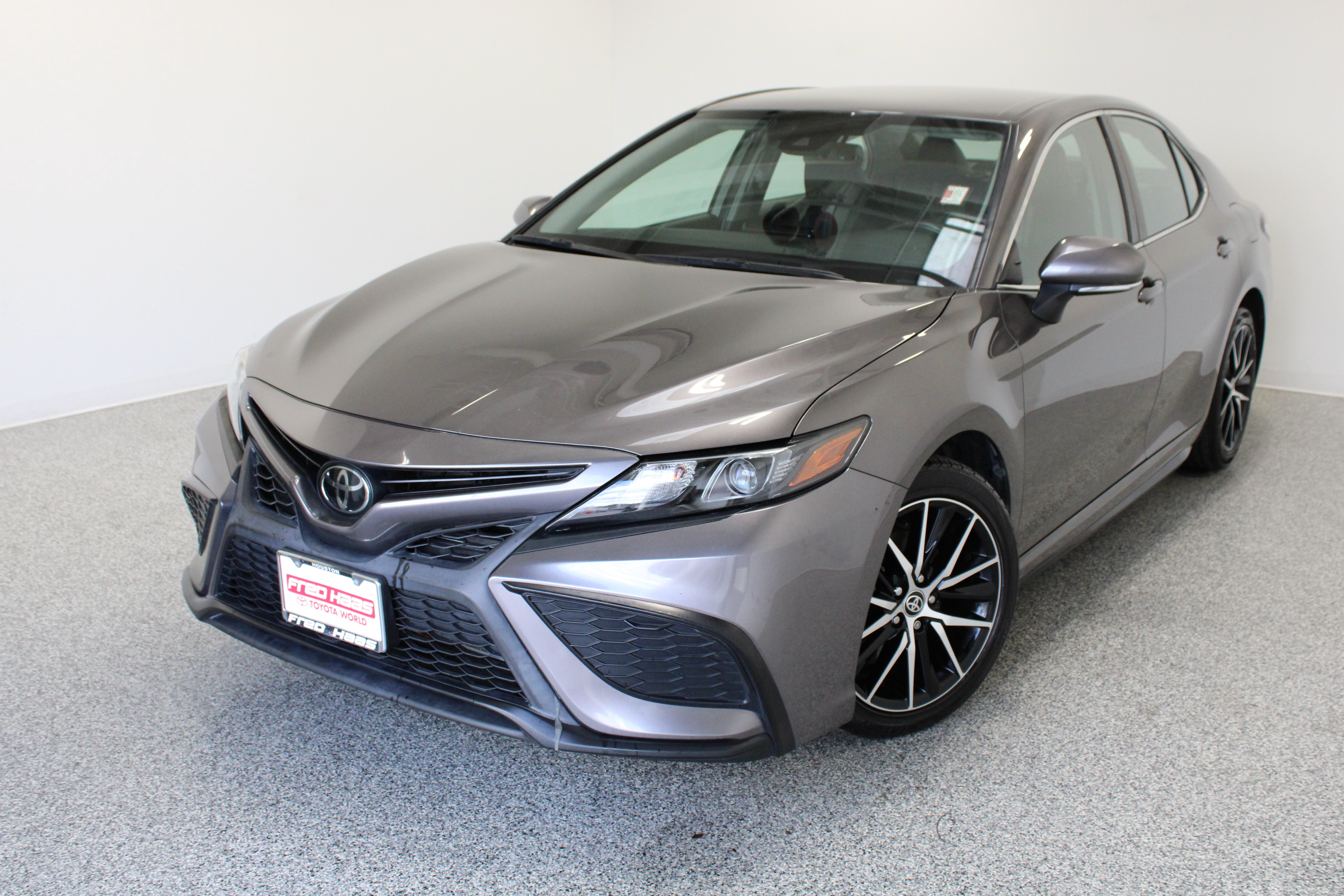 Used 2024 Toyota Camry SE w/ Convenience Package FWD image 2