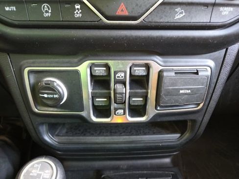 Used 2019 Jeep Wrangler Unlimited Sahara w/ Dual Top Group AWD/4WD image 60