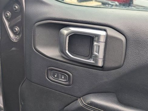 Used 2018 Jeep Wrangler Unlimited Sahara image 33