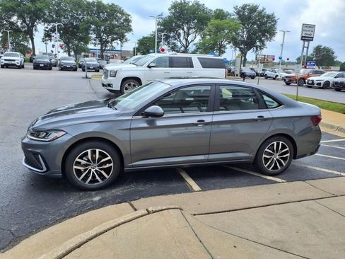 New 2025 Volkswagen Jetta SE image 4