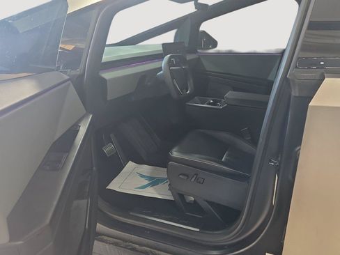 Used 2025 Tesla Cybertruck AWD Crew Cab image 4