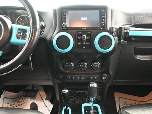 Used 2018 Jeep Wrangler Unlimited Sahara AWD/4WD image 16