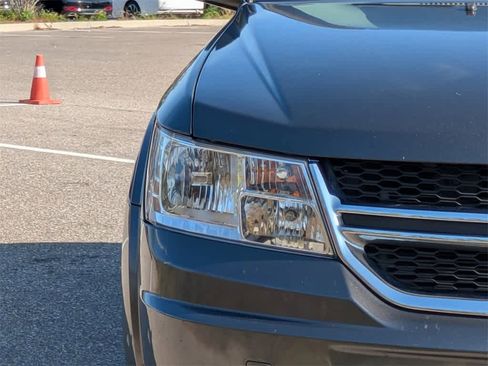 Used 2016 Dodge Journey SE w/ Flexible Seating Group image 9