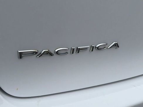 Used 2024 Chrysler Pacifica Touring-L image 20