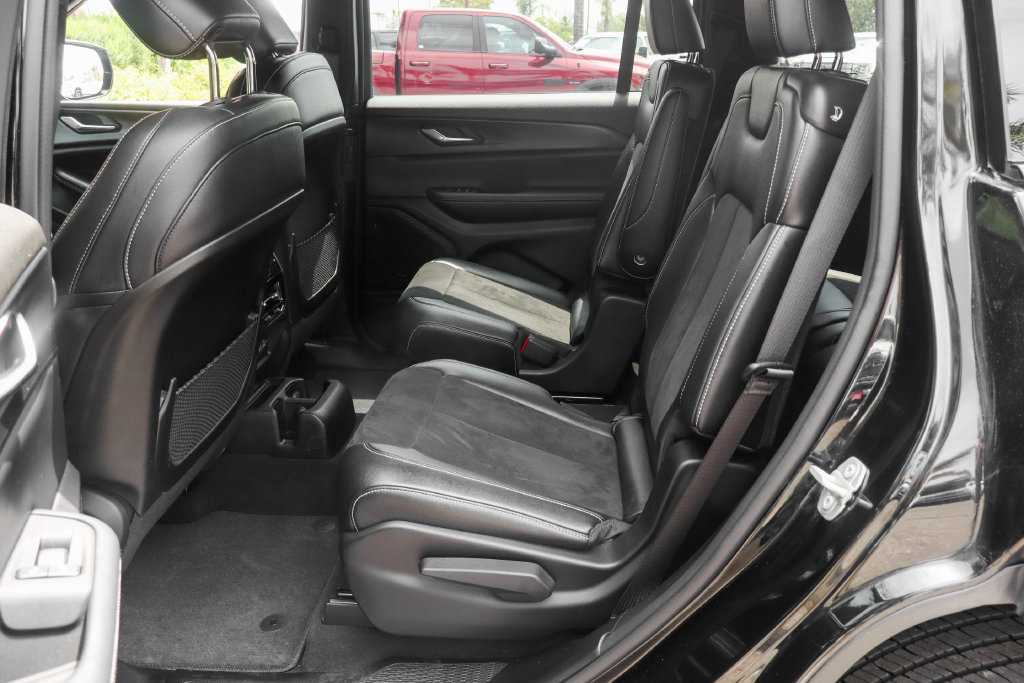 Used 2024 Jeep Grand Cherokee L Altitude AWD/4WD image 41