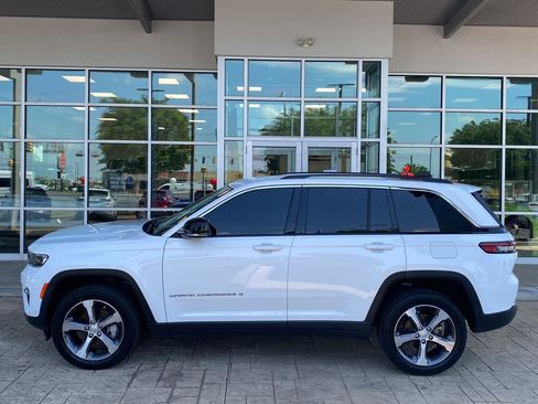 Used 2023 Jeep Grand Cherokee Limited w/ Luxury Tech Group II AWD/4WD image 4