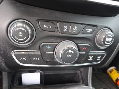 Used 2020 Jeep Cherokee Latitude FWD image 3