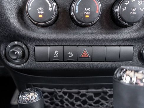 Used 2018 Jeep Wrangler Unlimited Sport S AWD/4WD image 25