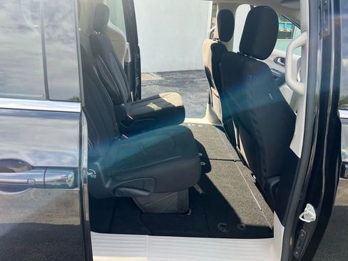 Used 2022 Chrysler Voyager LX image 14