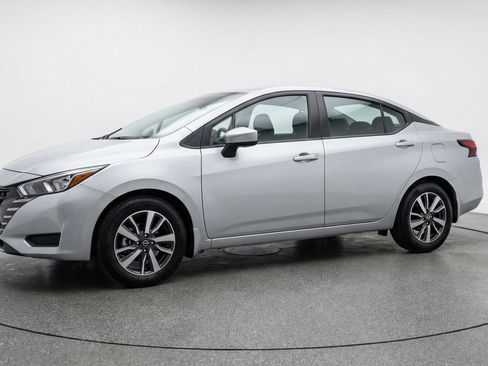 Used 2025 Nissan Versa SV image 3