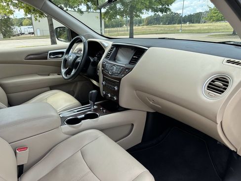 Used 2019 Nissan Pathfinder Platinum w/ Cargo Package image 8