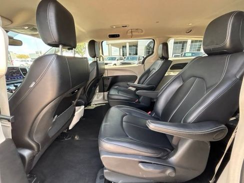 Used 2024 Chrysler Pacifica Limited FWD image 11