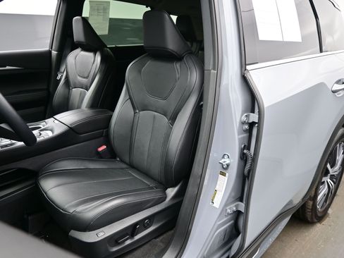 Used 2025 INFINITI QX60 Sensory w/ Vision Package image 12
