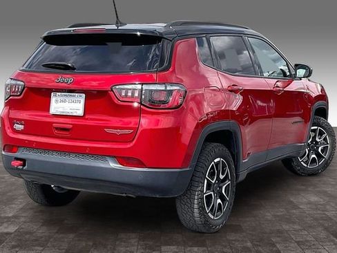 Used 2025 Jeep Compass Trailhawk AWD/4WD image 2
