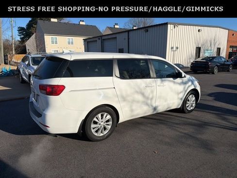 Used 2018 Kia Sedona LX image 3