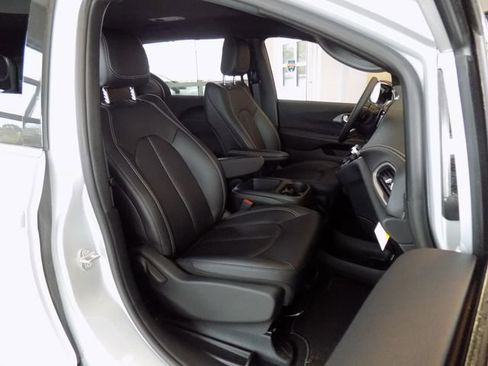 New 2026 Chrysler Pacifica Select image 29