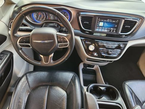 Used 2018 Chrysler Pacifica Touring-L FWD image 29