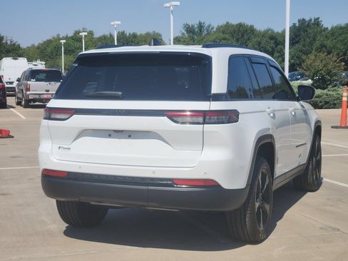 Used 2023 Jeep Grand Cherokee Limited w/ Black Appearance Package AWD/4WD image 5