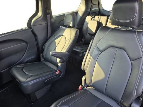 Used 2025 Chrysler Pacifica Select FWD image 15