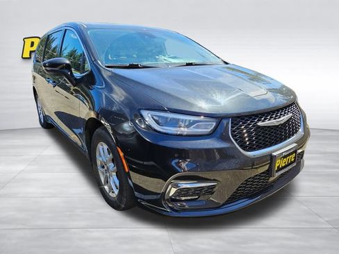 Used 2023 Chrysler Pacifica Touring-L FWD image 6