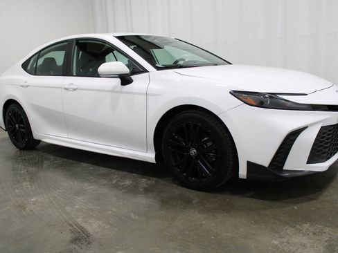 Used 2025 Toyota Camry SE FWD image 4