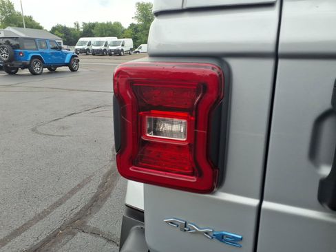 Used 2024 Jeep Wrangler Unlimited Sahara w/ Technology Group AWD/4WD image 13