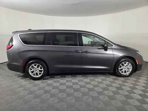 Used 2023 Chrysler Pacifica Touring-L FWD image 4