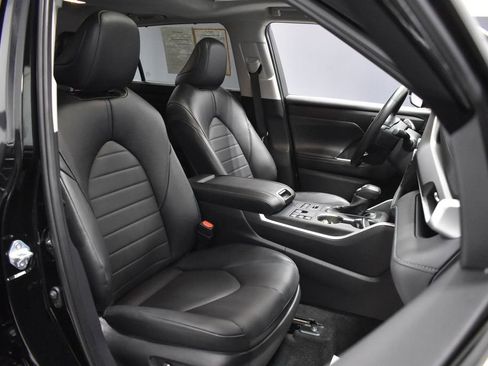 Used 2024 Toyota Highlander XLE AWD/4WD image 14