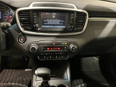 Used 2020 Kia Sorento S image 29