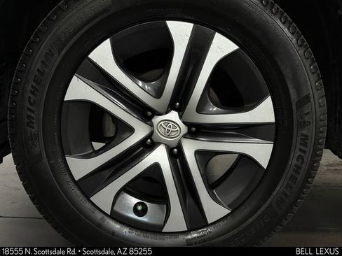 Used 2018 Toyota RAV4 LE FWD image 6