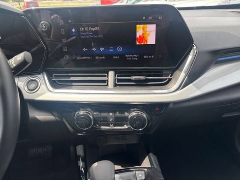Used 2025 Chevrolet Trax LT w/ LT Convenience Package FWD image 17