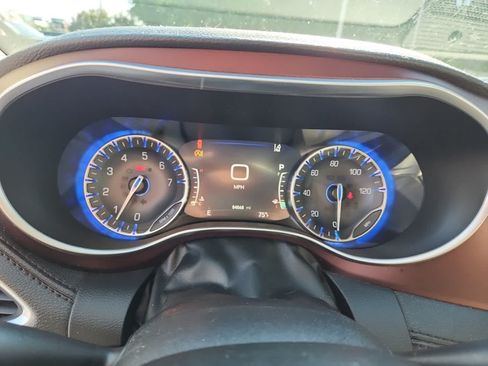 Used 2019 Chrysler Pacifica Limited w/ Tire & Wheel Group FWD image 2