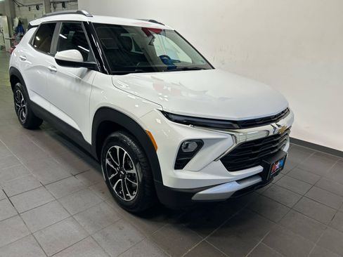 Used 2025 Chevrolet TrailBlazer LT image 2
