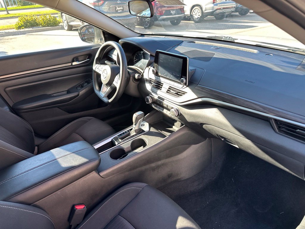 Used 2025 Nissan Altima 2.5 SV FWD image 35