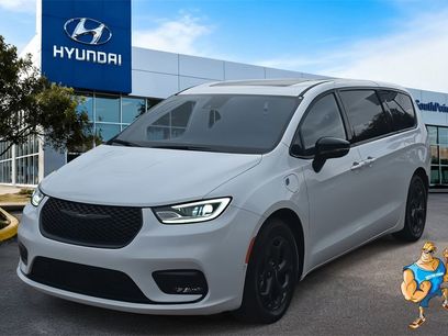 Used 2023 Chrysler Pacifica Limited w/ Uconnect Theater Family Group