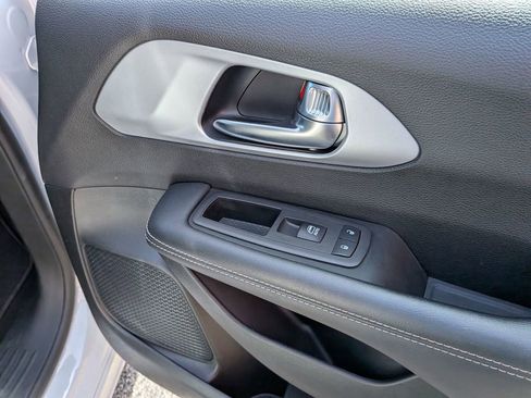 Used 2025 Chrysler Pacifica Limited FWD image 29