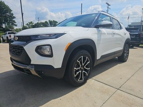 Used 2022 Chevrolet TrailBlazer ACTIV w/ Sun and Liftgate Package AWD/4WD image 3