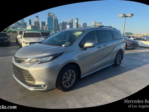 Used 2021 Toyota Sienna XLE FWD image 1