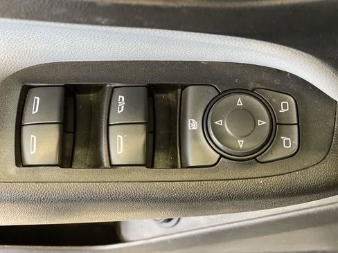 Used 2018 Chevrolet Equinox Premier image 16