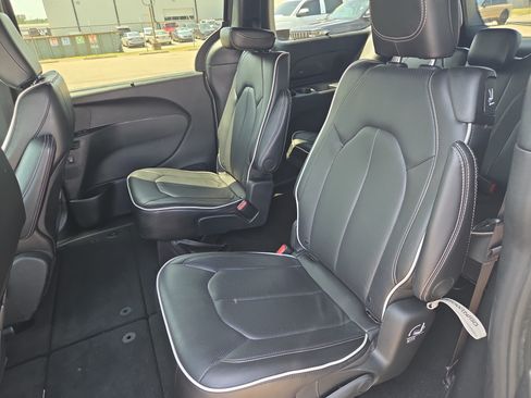 Certified 2025 Chrysler Pacifica Limited FWD image 7
